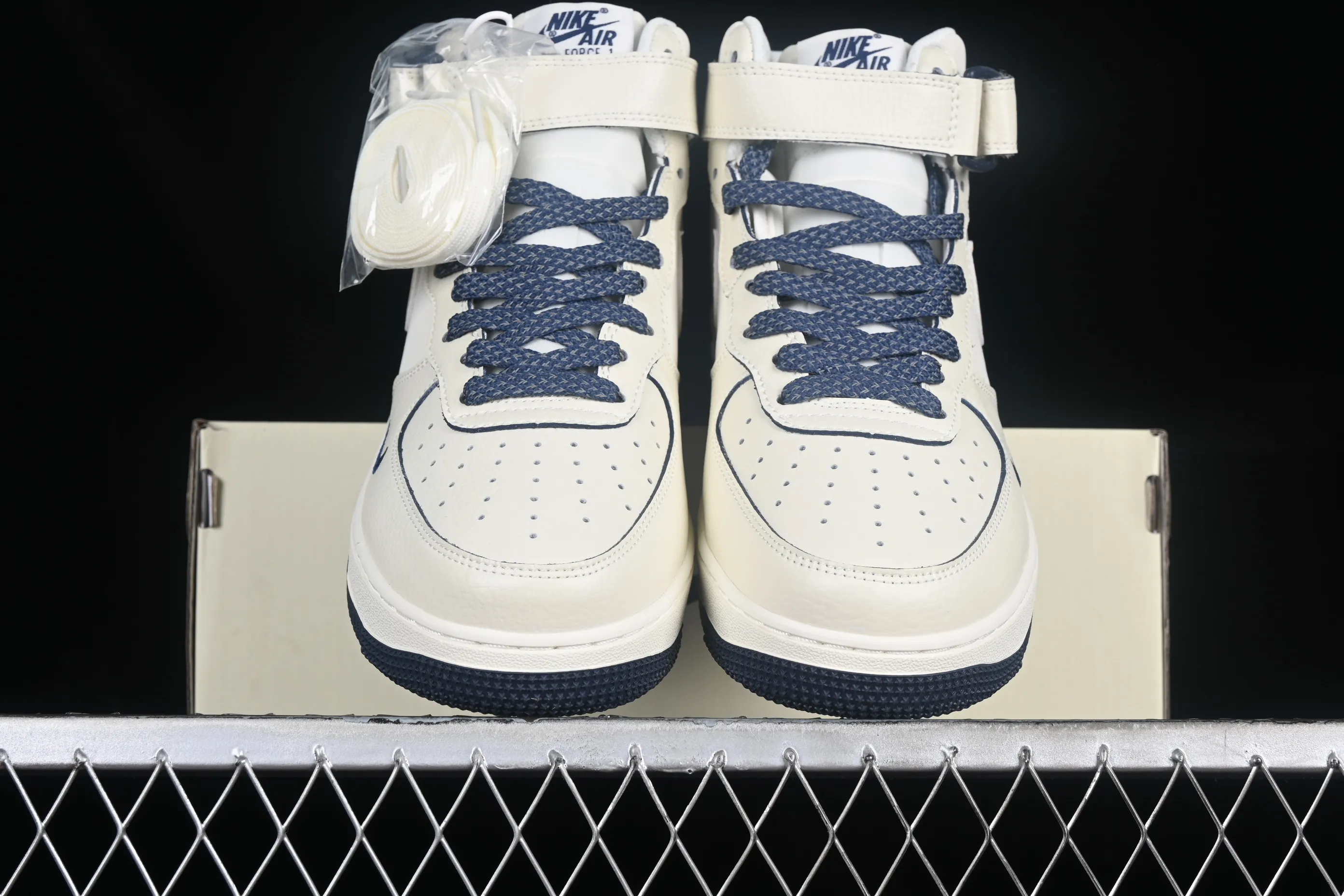 All categories Nk Air Force 1 Air Force series Nk Air Force 1 Mid Air Force mid-top Nk Air Force 1'07 Mid dark blue pearlescent small hook Air Force One mid-top casual sneakers SG2356-801